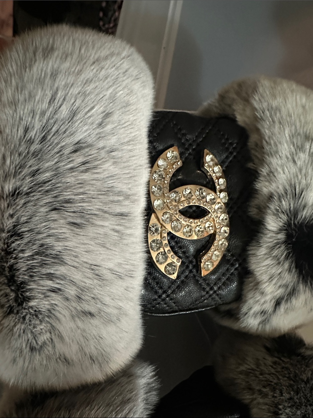 CHANEL Black Quilted Leather Gloves with Grey Fur & Crystal CC Emblem - Picture 6 of 14
